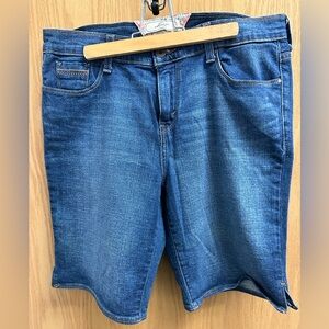 Levi’s Bermuda Shorts Women Denim Dark Wash Five Pocket Stitching Detail Size 10